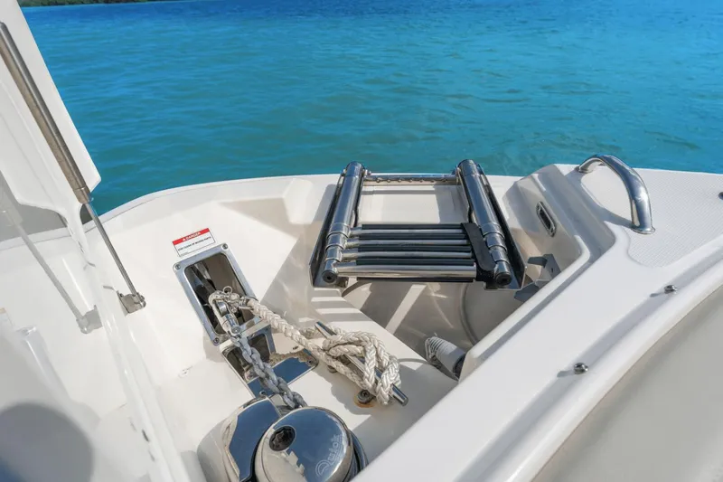 Slide: The Image of Boston Whaler 280 Vantage 2023 - 37