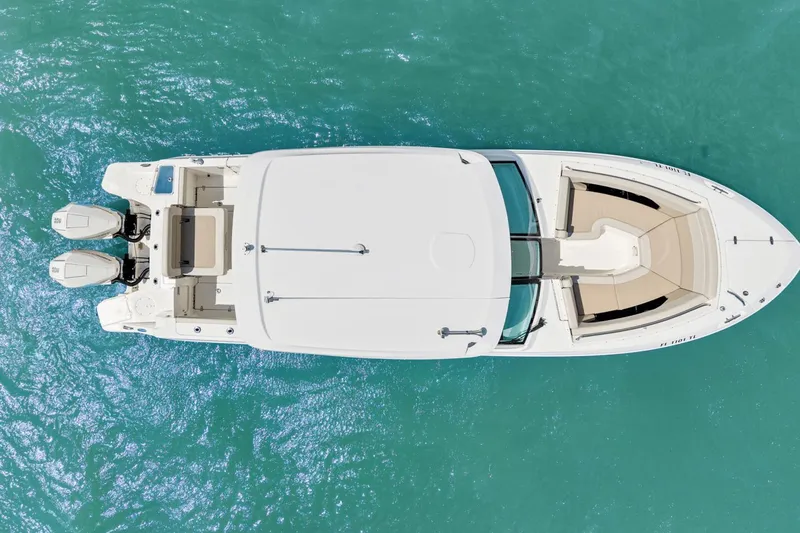 Slide: The Image of Boston Whaler 280 Vantage 2023 - 5