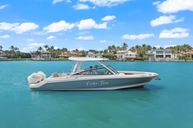 Slide: The Image of Boston Whaler 280 Vantage 2023 - 8
