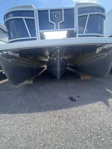 Slide: The Image of Godfrey MC235 FS Tritoon 2025 - 10