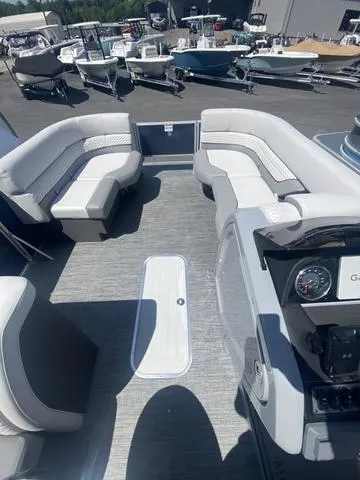 Slide: The Image of Godfrey MC235 FS Tritoon 2025 - 4