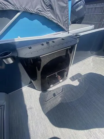 Slide: The Image of Godfrey MC235 FS Tritoon 2025 - 5