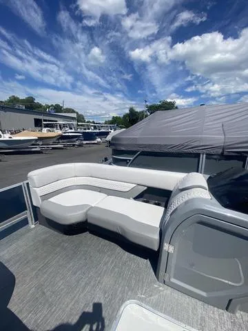 Slide: The Image of Godfrey MC235 FS Tritoon 2025 - 8