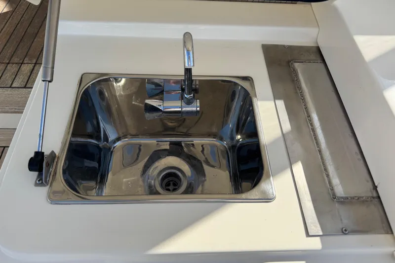 Slide: The Image of Stainless steel sink on 2007 Albemarle 410 Express Fisherman boat. - 26