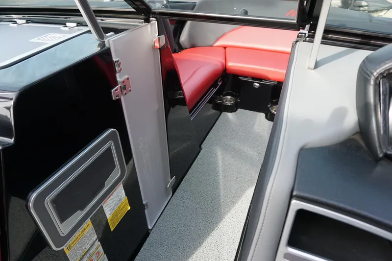 Slide: The Image of MasterCraft XT22 2020 - 16