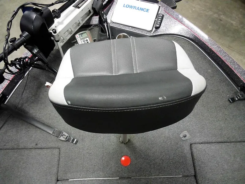 Slide: The Image of 2019 Ranger Z520L Comanche DC boat seat with Lowrance equipment. - 18