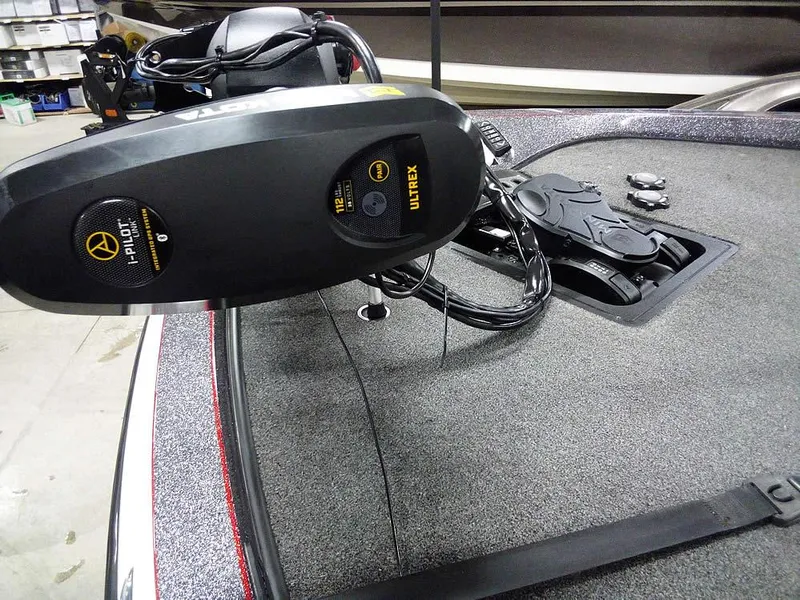 Slide: The Image of 2019 Ranger Z520L Comanche DC boat with Minn Kota Ultrex trolling motor. - 8