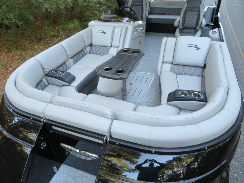 Slide: The Image of 2020 Bennington 25QXSBWAIO pontoon boat with luxurious seating and cup holders. - 21