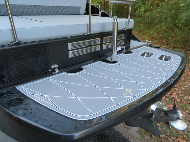 Slide: The Image of 2020 Bennington 25QXSBWAIO boat with sleek deck design and comfortable seating. - 23