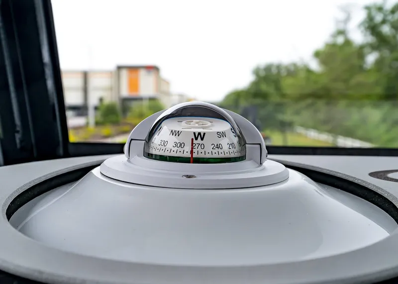 Slide: The Image of Compass on 2025 Sea Hunt Gamefish 30 CB boat, showing west direction. - 29