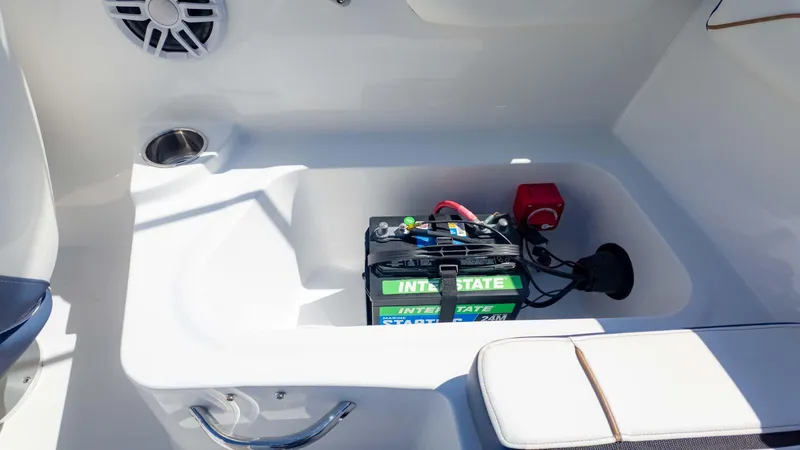 Slide: The Image of Stingray 172DC 2025 - 8