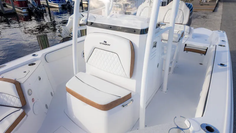 Slide: The Image of Stingray 216 CC 2025 - 11