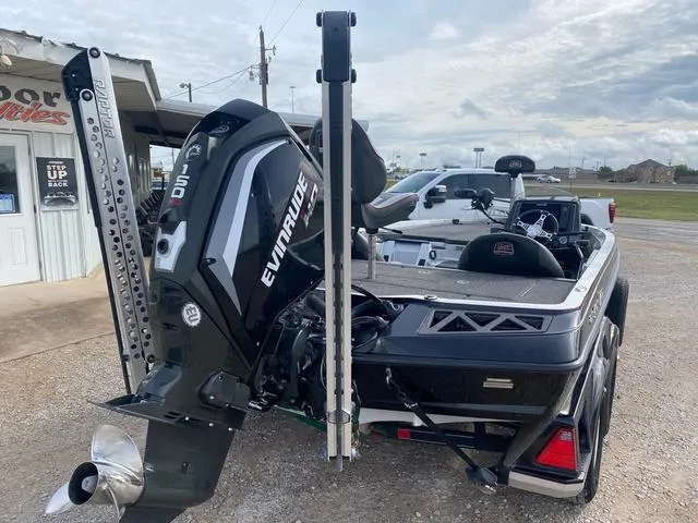 Slide: The Image of 2019 Ranger Z518 boat with Evinrude 150 engine, parked outdoors. - 9