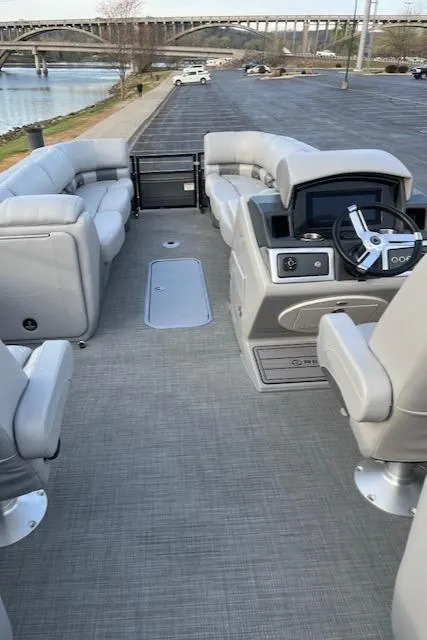 Slide: The Image of Regency 250 LE3 2024 - 84