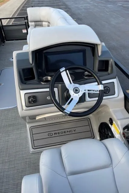 Slide: The Image of Regency 250 LE3 2024 - 85