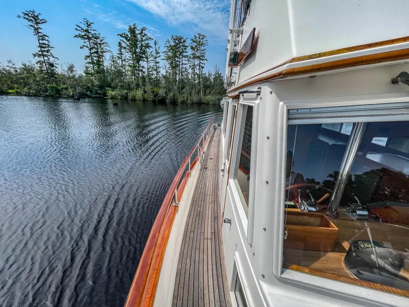 Slide: The Image of Grand Banks 42 Classic 1989 - 68