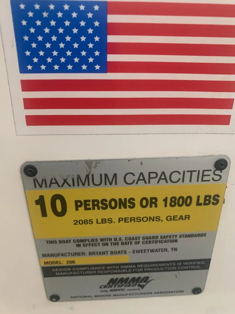 Slide: The Image of Capacity plate for Bryant 206 BR boat, 2006 model, showing maximum 10 persons or 1800 lbs. - 39