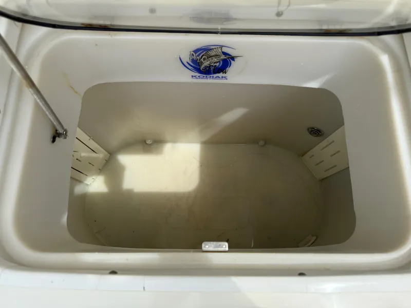Slide: The Image of Livewell compartment on a 2005 Hydra-Sports Vector 3300 VX boat, open and empty. - 25