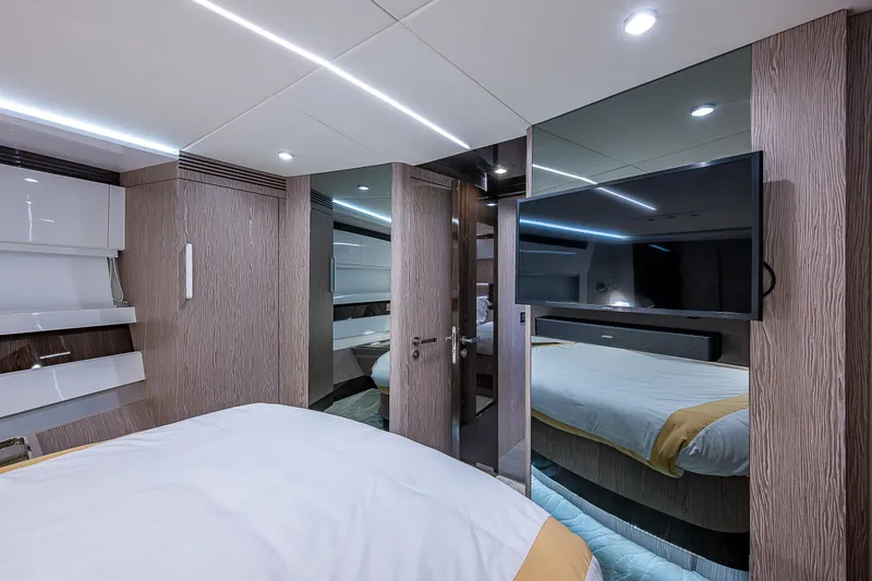 Slide: The Image of Azimut S7 2019 - 70