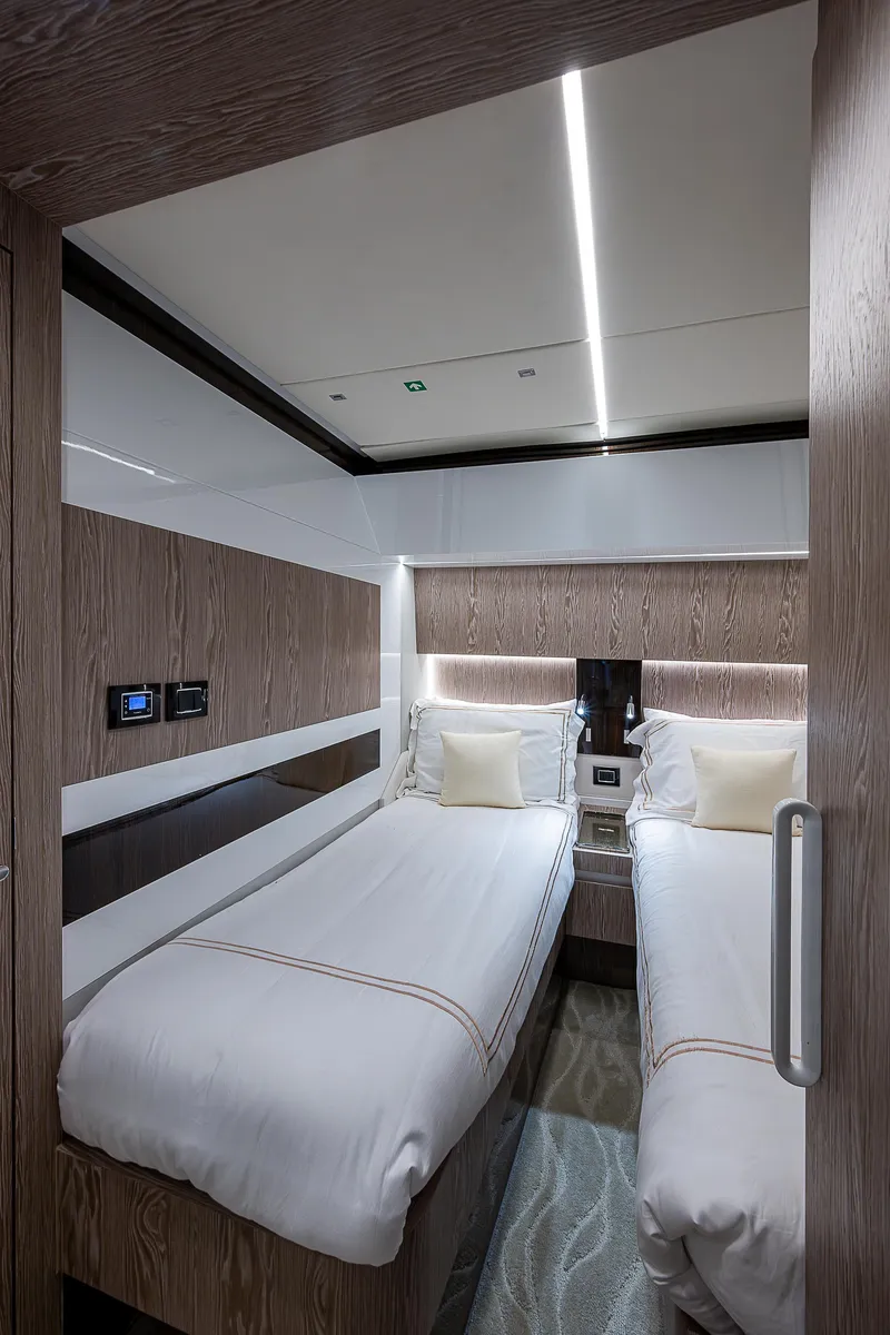 Slide: The Image of Azimut S7 2019 - 78