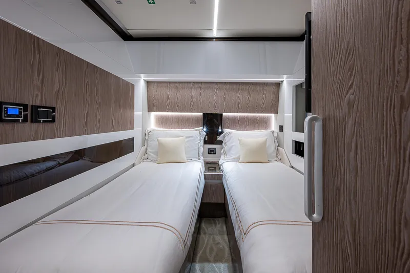 Slide: The Image of Azimut S7 2019 - 79