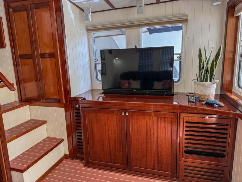 Slide: The Image of Saloon TV - 16