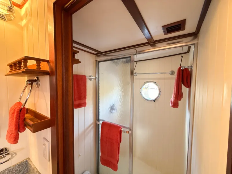 Slide: The Image of Master Ensuite Head - 40