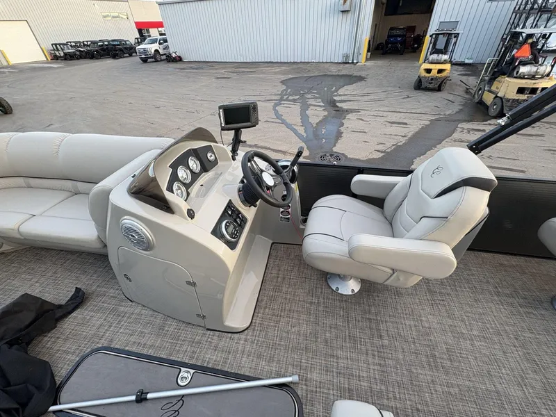 Slide: The Image of 2018 Cypress Cay Seabreeze 233 boat interior with steering console and captain's chair. - 15