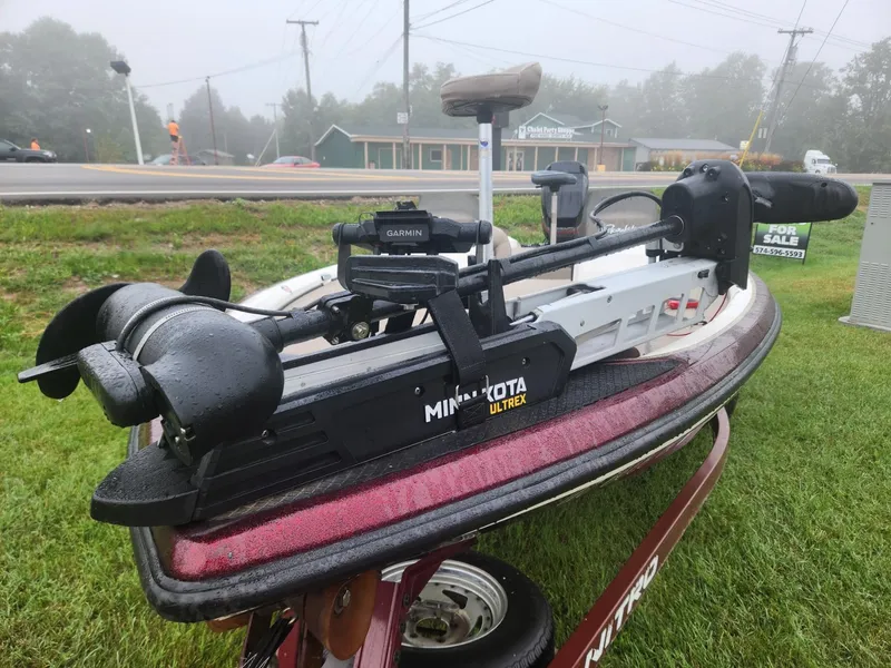 Slide: The Image of 2001 Nitro 896 DC boat with Minn Kota Ultrex motor, displayed for sale on grass. - 0