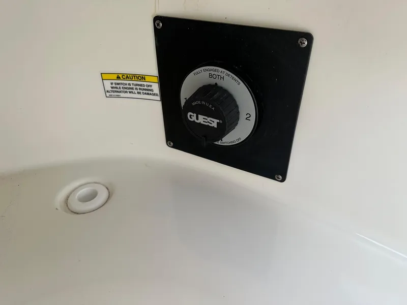 Slide: The Image of Battery switch on a 2011 Sea Ray 250 SLX boat with caution label. - 27