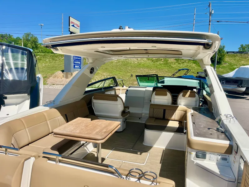 Slide: The Image of Sea Ray SLX 400 2019 - 10