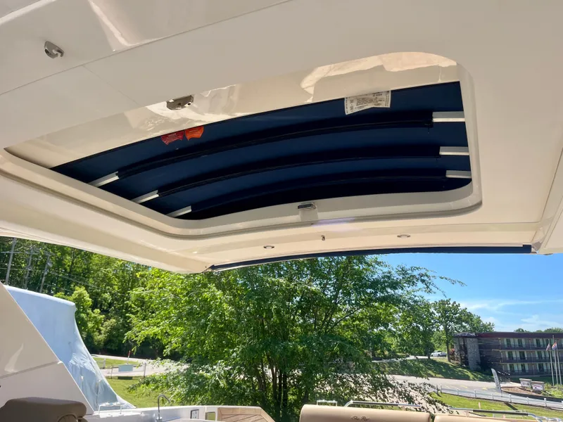 Slide: The Image of Sea Ray SLX 400 2019 - 11