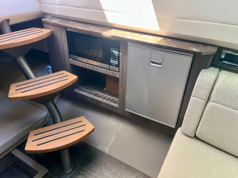 Slide: The Image of Sea Ray SLX 400 2019 - 17