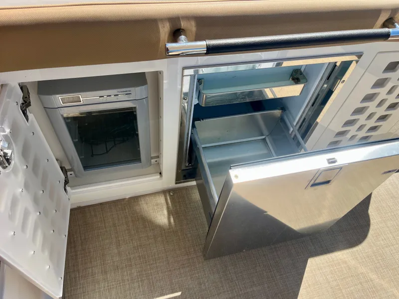 Slide: The Image of Sea Ray SLX 400 2019 - 18
