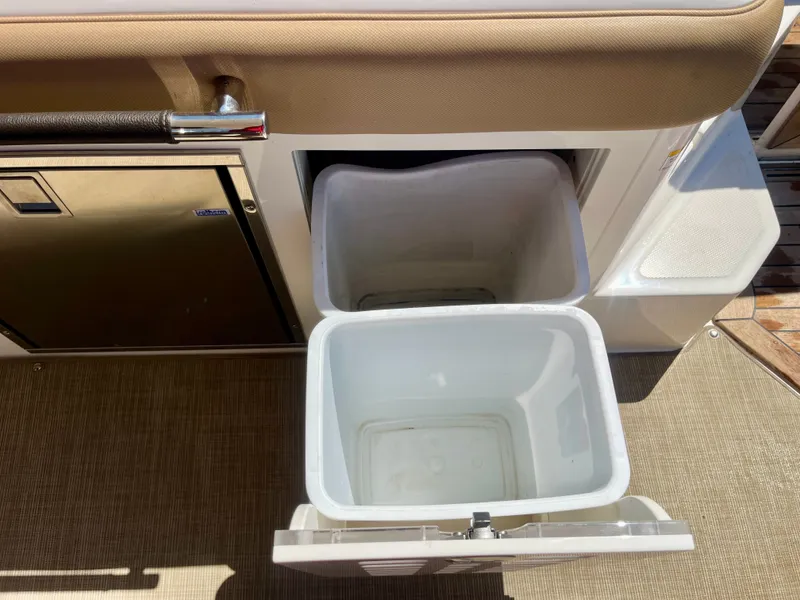 Slide: The Image of Sea Ray SLX 400 2019 - 19