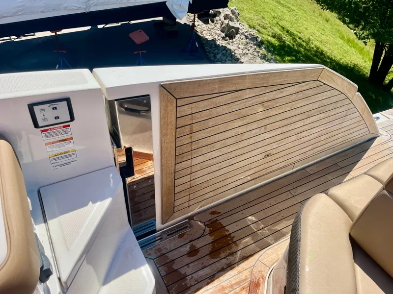Slide: The Image of Sea Ray SLX 400 2019 - 21
