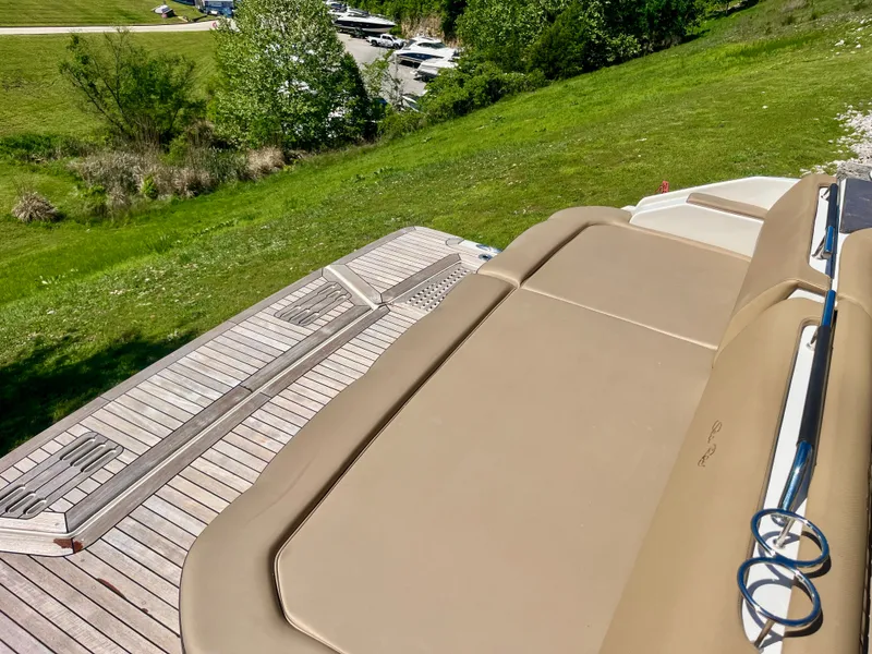 Slide: The Image of Sea Ray SLX 400 2019 - 22