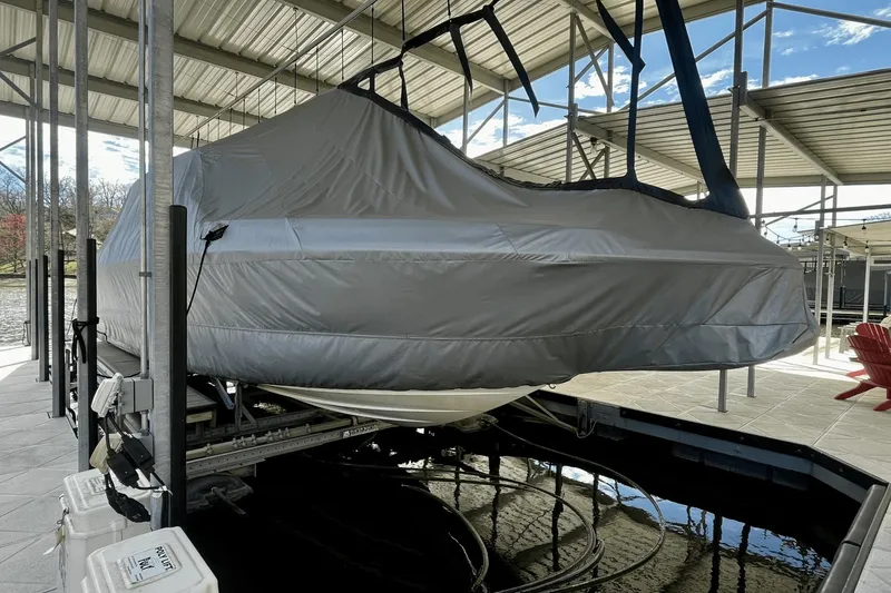 Slide: The Image of Sea Ray SLX 400 2019 - 40
