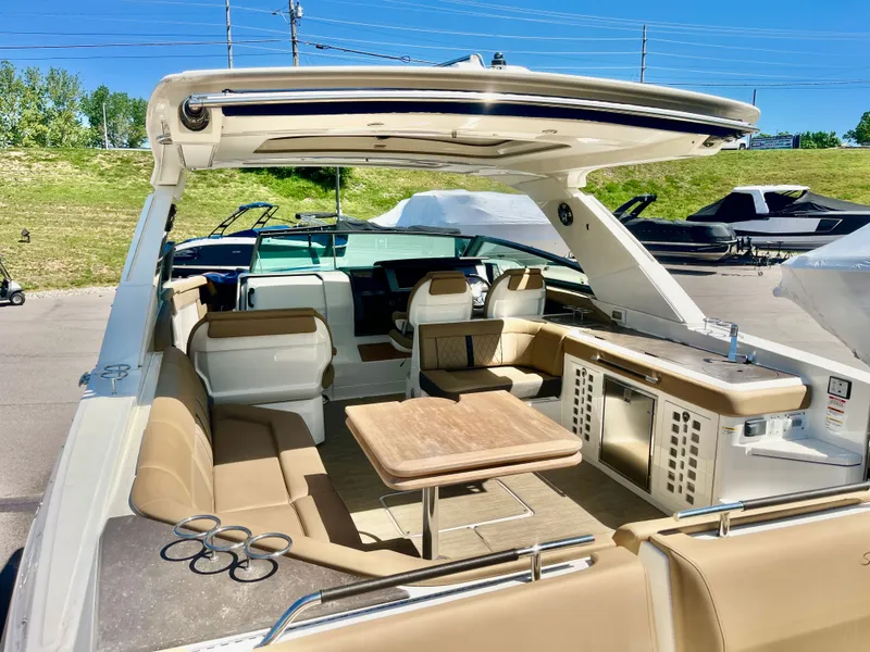 Slide: The Image of Sea Ray SLX 400 2019 - 9