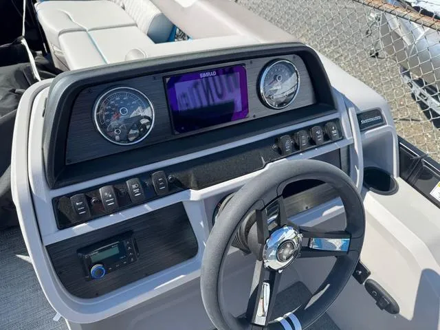 Slide: The Image of Godfrey Sweetwater 2286 SFLC - Yamaha 150 2025 - 10