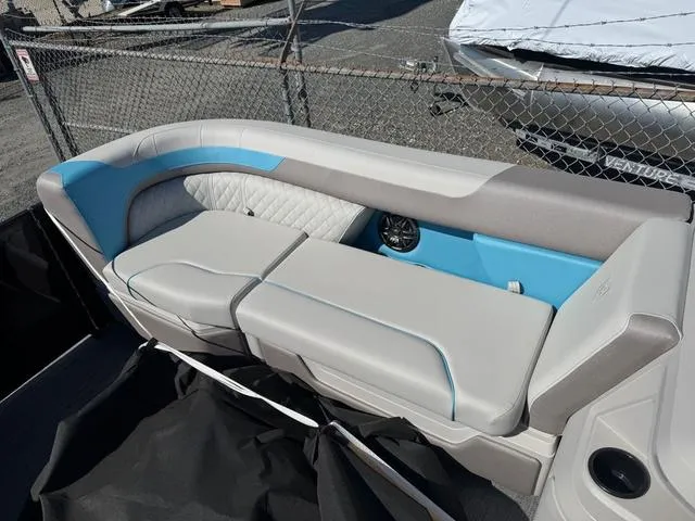 Slide: The Image of Godfrey Sweetwater 2286 SFLC - Yamaha 150 2025 - 12