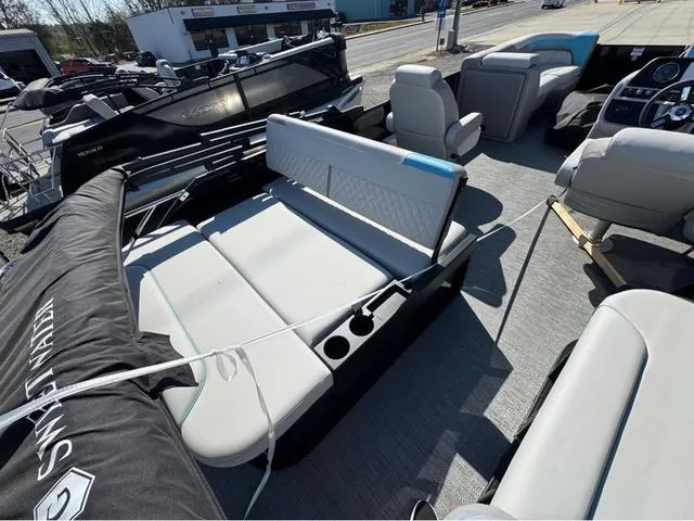 Slide: The Image of Godfrey Sweetwater 2286 SFLC - Yamaha 150 2025 - 14