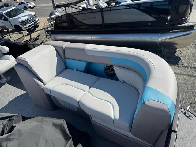 Slide: The Image of Godfrey Sweetwater 2286 SFLC - Yamaha 150 2025 - 15