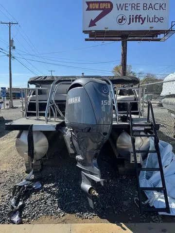 Slide: The Image of Godfrey Sweetwater 2286 SFLC - Yamaha 150 2025 - 3