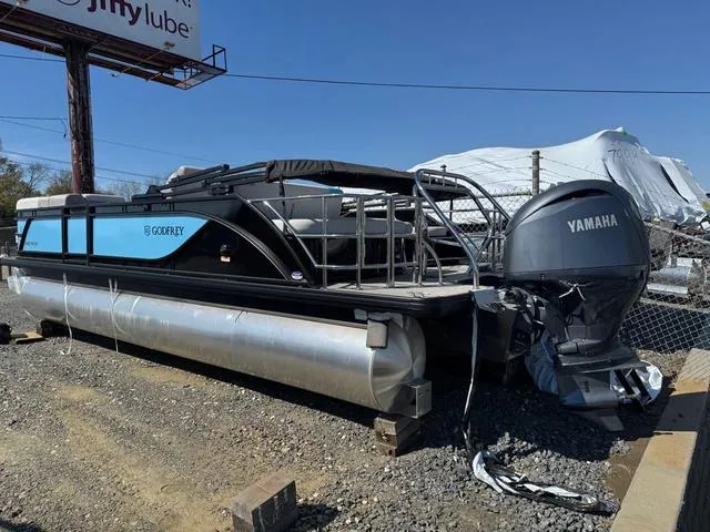 Slide: The Image of Godfrey Sweetwater 2286 SFLC - Yamaha 150 2025 - 4