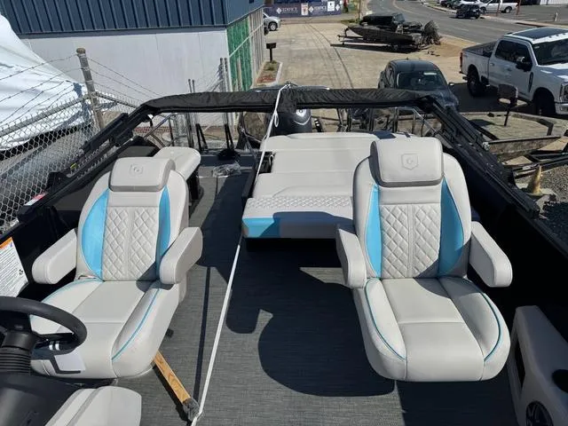 Slide: The Image of Godfrey Sweetwater 2286 SFLC - Yamaha 150 2025 - 5