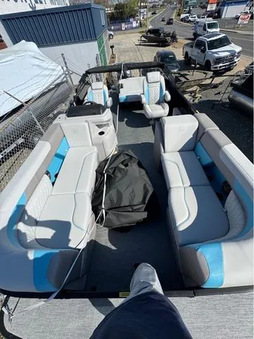 Slide: The Image of Godfrey Sweetwater 2286 SFLC - Yamaha 150 2025 - 6