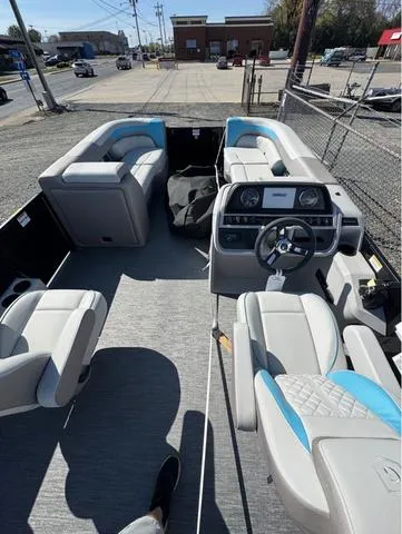 Slide: The Image of Godfrey Sweetwater 2286 SFLC - Yamaha 150 2025 - 7