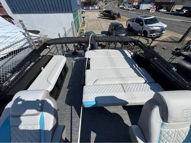 Slide: The Image of Godfrey Sweetwater 2286 SFLC - Yamaha 150 2025 - 8