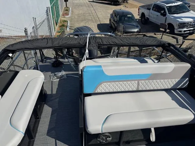 Slide: The Image of Godfrey Sweetwater 2286 SFLC - Yamaha 150 2025 - 9